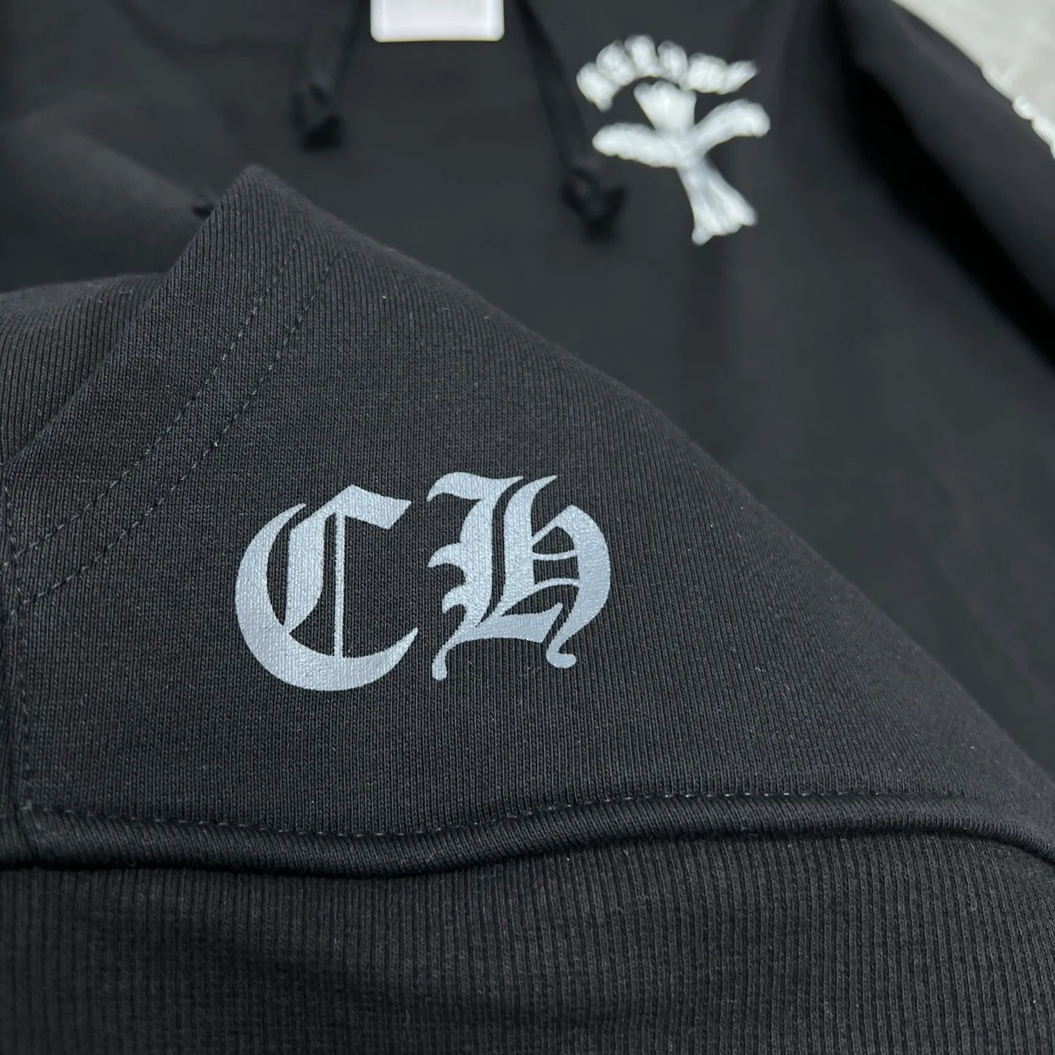 P246 Chrome Hearts Autumn and Winter 2025 Counter Synchronization ❤️ Crow Graffiti Big Horseshoe Hand-painted Luminous Hooded Sweatshirt Improved customized version 1:1 high-gram weight high-quality fabric Recommended color: black Size: S, M, L, XL